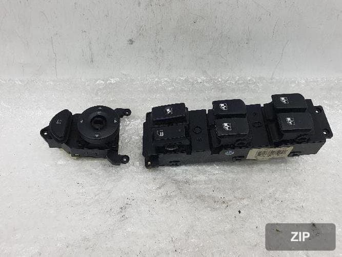 Hyundai Santa Fe 2012 — блок кнопок стеклоподъемника 93570-2B170BS