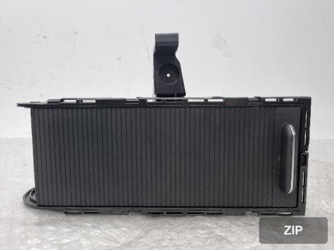 Volkswagen Golf 2015 — заглушка подстаканника центральной консоли 5G0 862 534