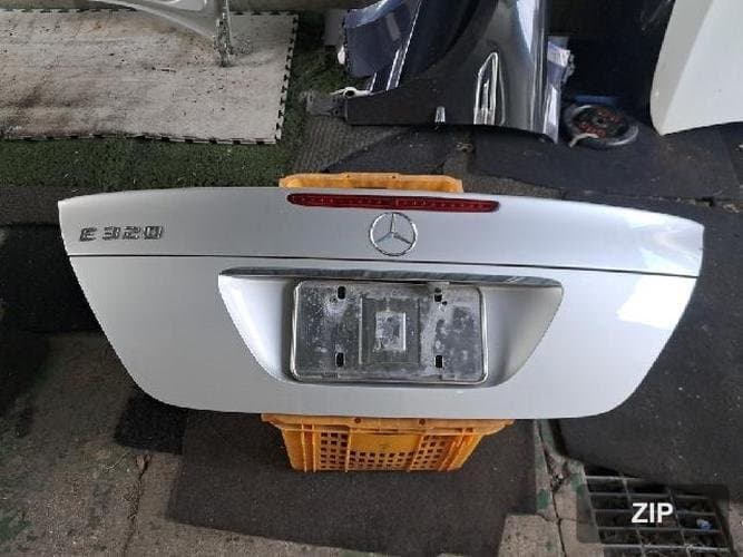 Mercedes-Benz E-Class 2004 — крышка багажника