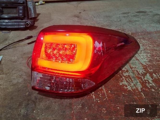 Kia Carens 2016 — комбинированный задний фонарь правый (пассажирский) 92402-A4100