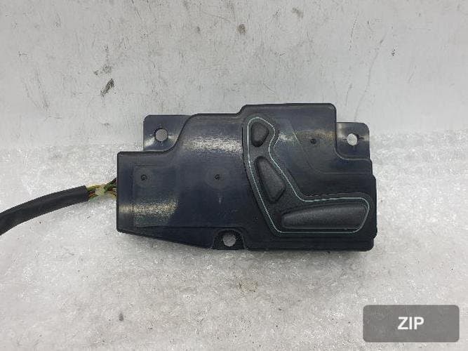 Hyundai Equus 2006 — кнопка регулировки сиденья водителя 88990-3B010