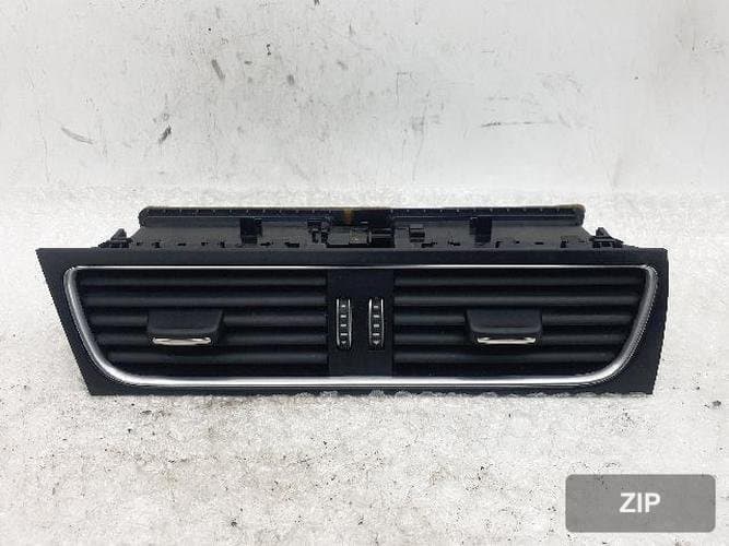 Audi A4 2014 — центральный дефлектор воздушный 8T1 820 951 D 1