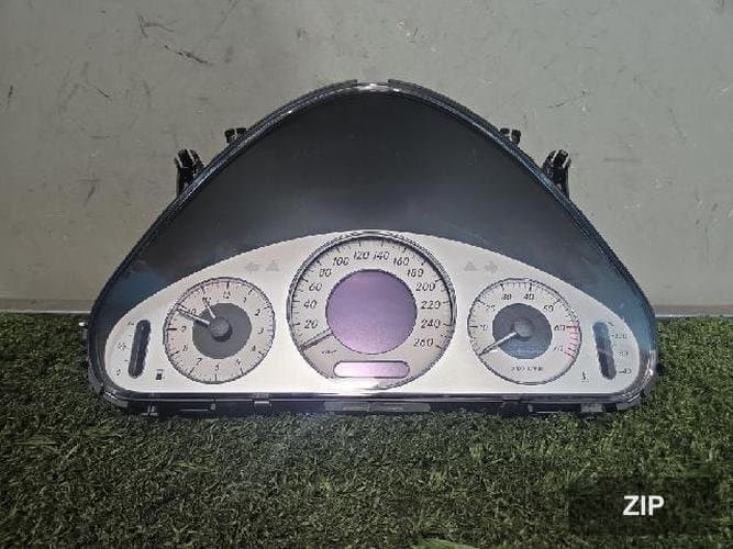 Mercedes-Benz E-класс 2004 — панель приборов A2115402547