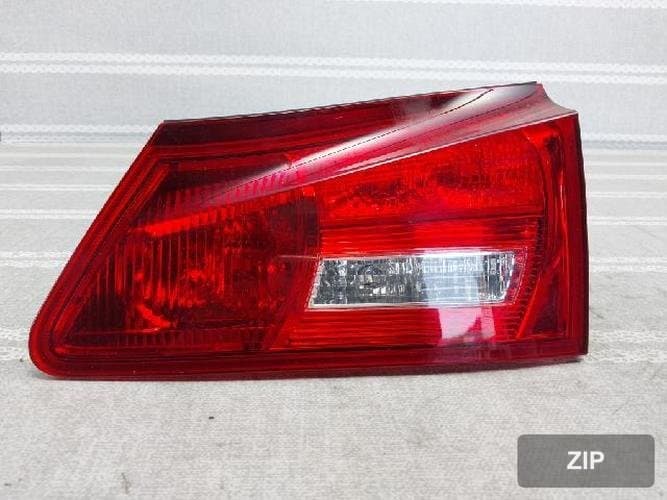 Lexus IS 2008 — фонарь в крышку багажника