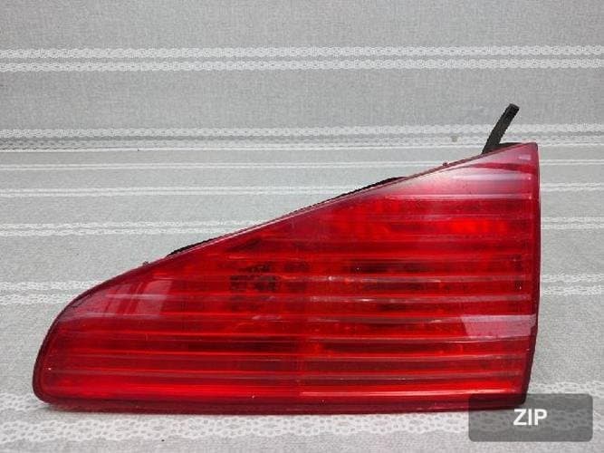 Peugeot 607 2006 — накладка крышки багажника (с фонарём)