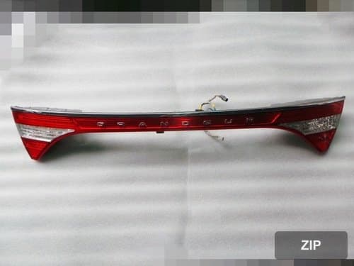 Накладка крышки багажника с задним фонарём 924013V000 (под камеру заднего вида)