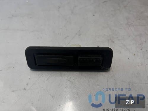 Кнопка открытия задней двери Jeep Renegade 68247423AB